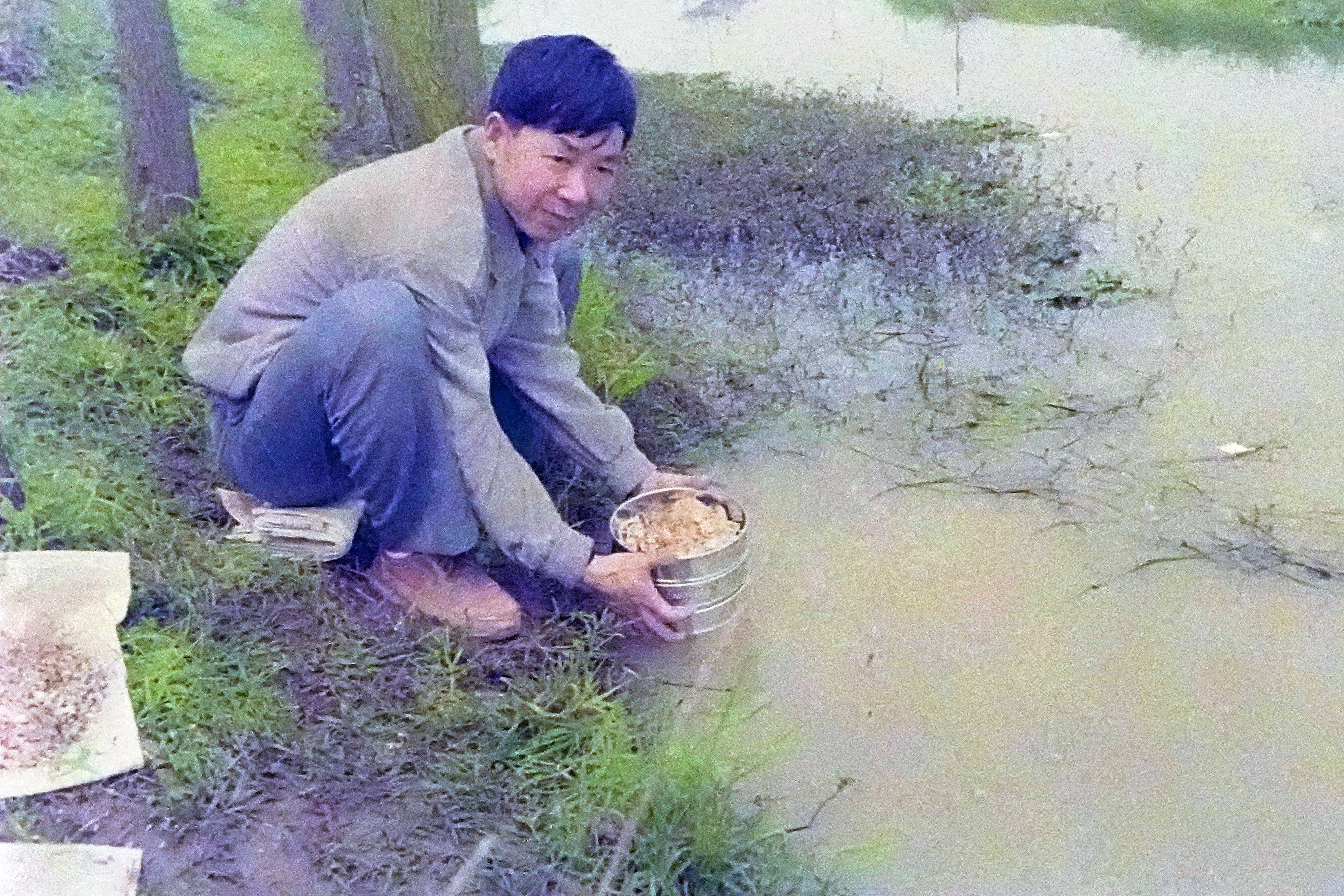 三水博物馆馆长麦海在做柱状取样筛洗02