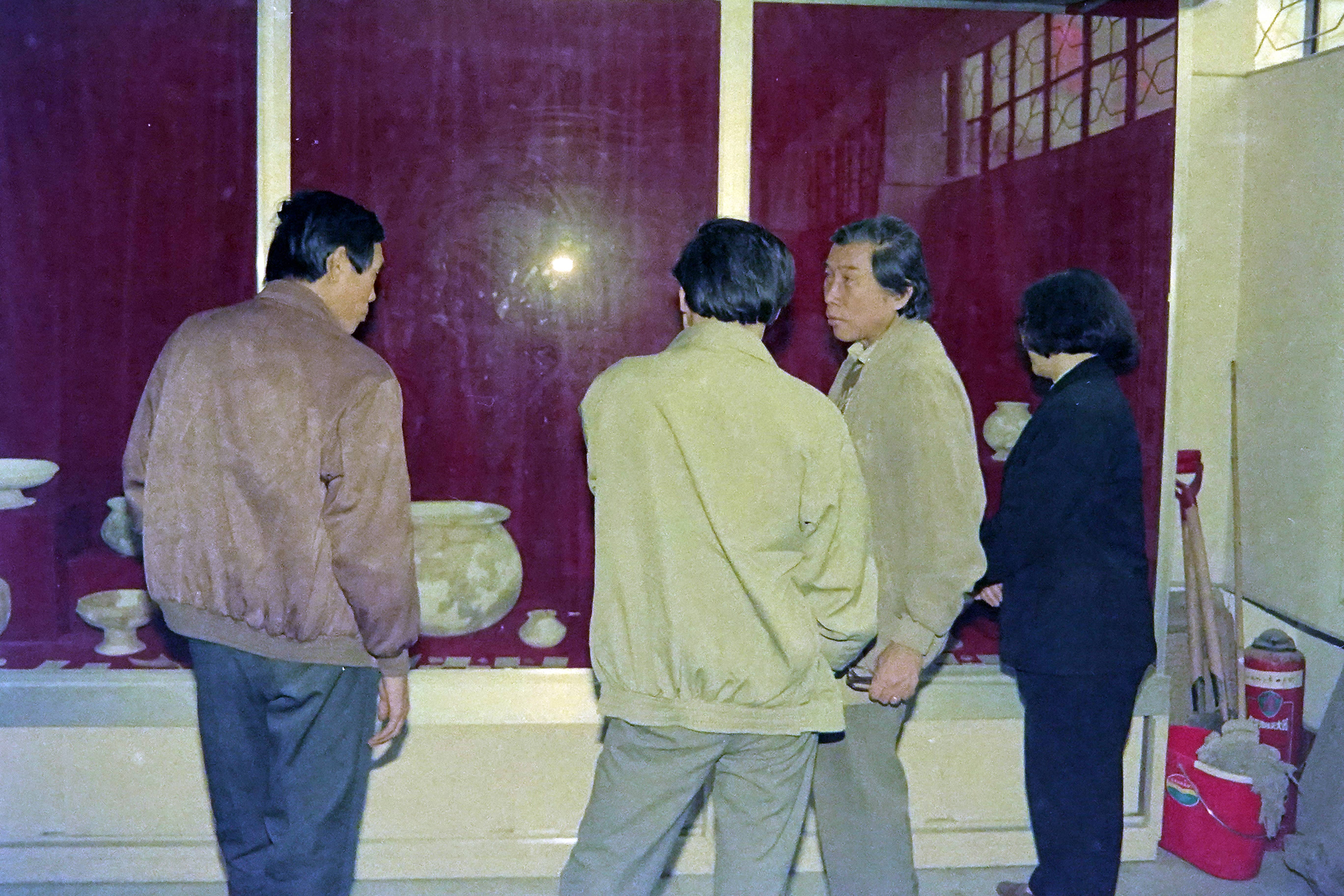 越南中央考古院副院长黄春征（后右2）和何文冯（右3）、陶贵景（右4）文物专家在三水博物馆观看银洲贝丘遗址发掘成果展览02